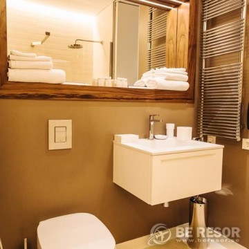 Crystal House Apartments & Spa 9